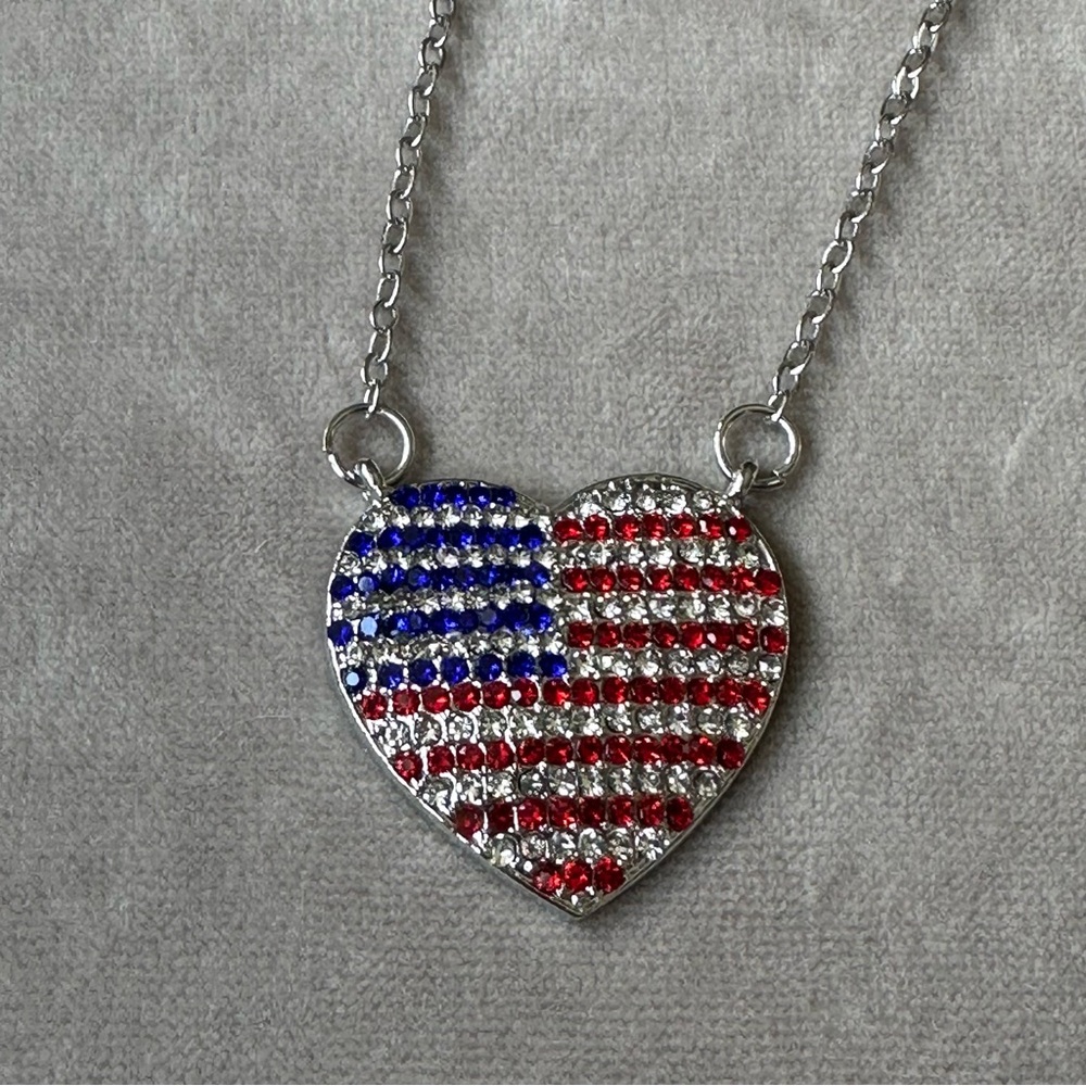 Fashion Jewelry Necklace Silver Heart Shaped American Flag NWOT - Picture 4 of 5